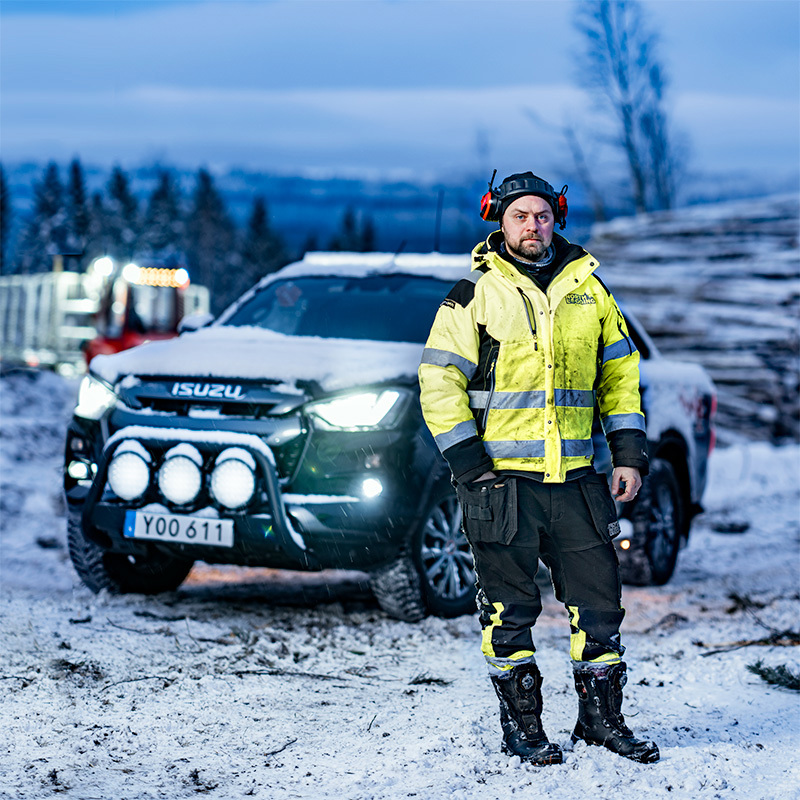 Tim Nilsson. Skogsentreprenör sedan barnsben. 3500 maskintimmar per år.