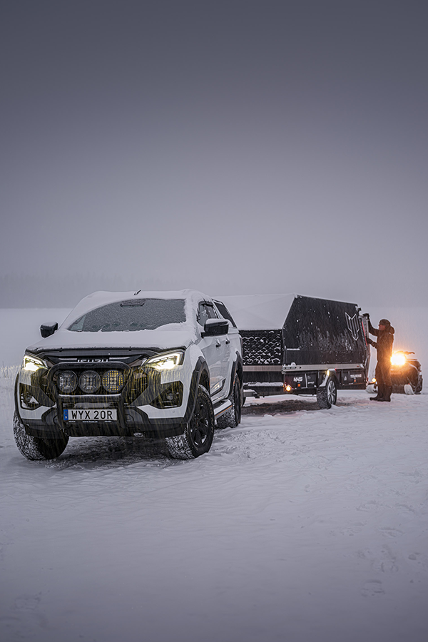 Isuzu D-Max i ett vitt snölandskap – pickup i vintermiljö med fokus på framkomlighet.