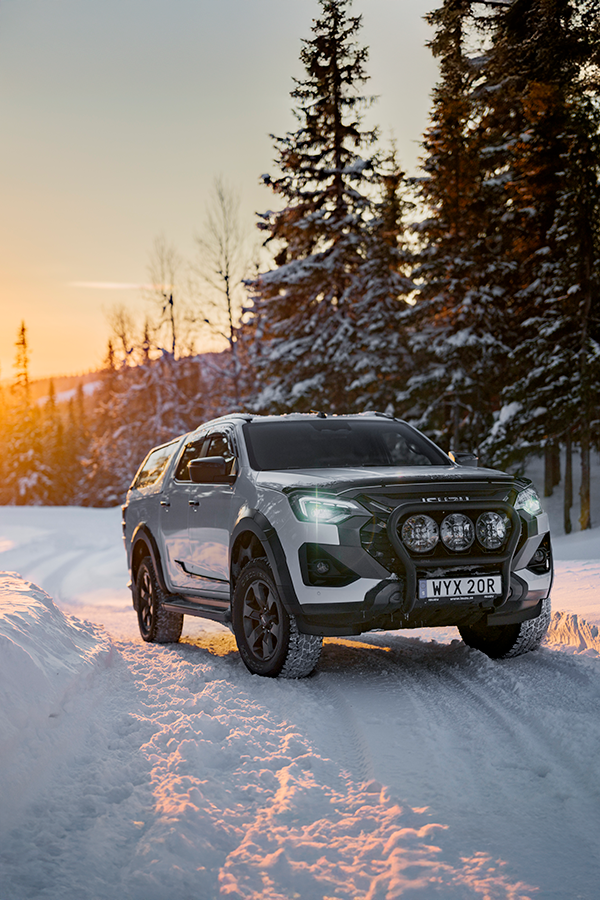 Isuzu D-Max i ett vitt snölandskap – pickup i vintermiljö med fokus på framkomlighet.
