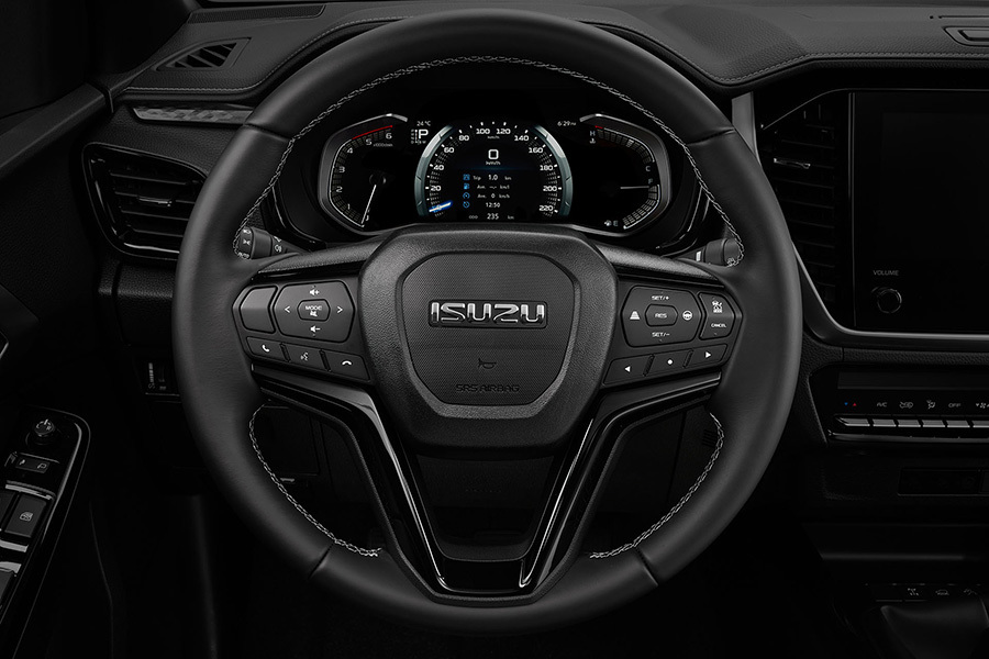 Närbild på ratten och reglage i Isuzu D-Max – ergonomisk design med integrerade funktioner för enkel åtkomst.