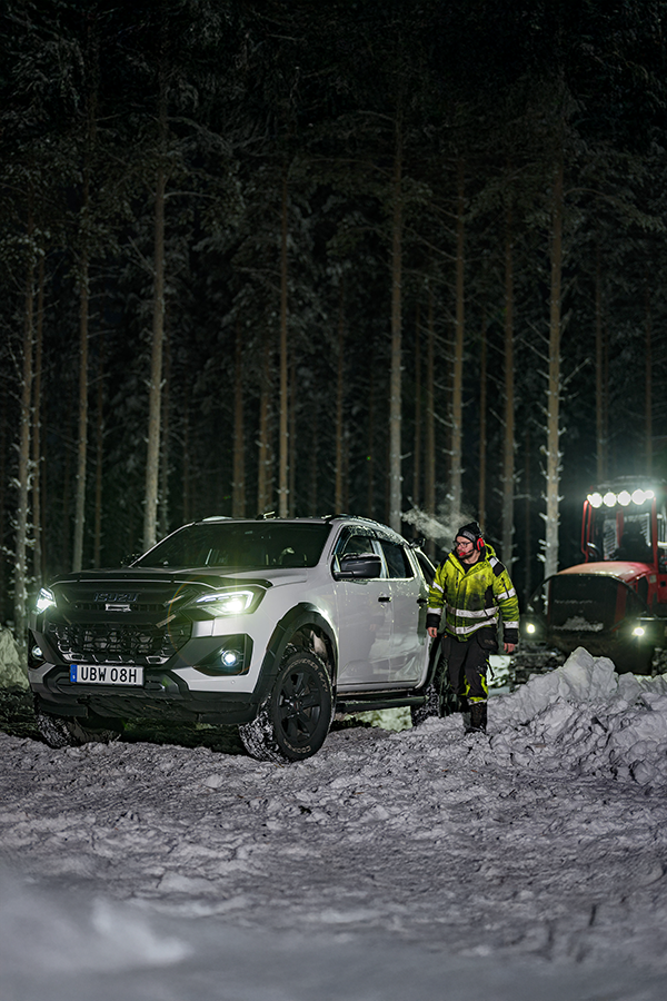 Isuzu D-Max i ett vitt snölandskap – pickup i vintermiljö med fokus på framkomlighet.