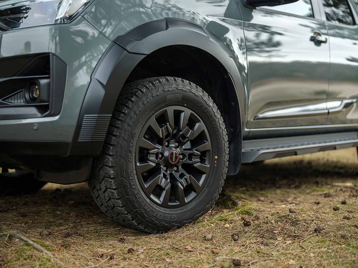 Isuzu D-Max MY2026 med kåpa och tillbehör