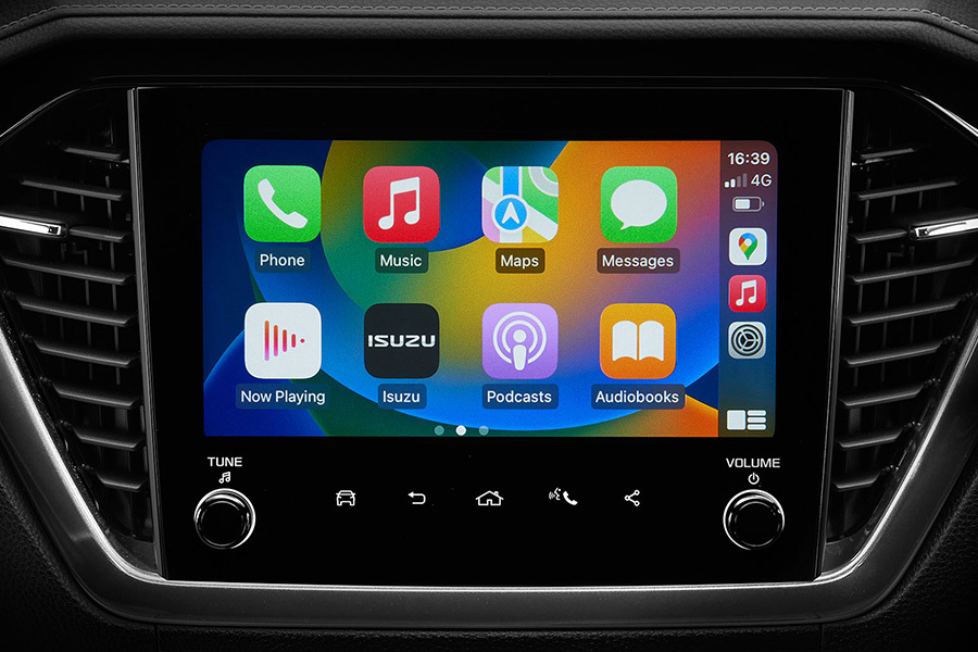 Närbild på mittdisplayen i Isuzu D-Max – visar appar speglade från telefonen via Apple CarPlay.
