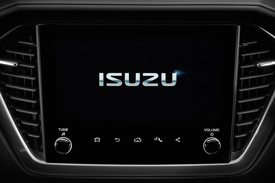 Närbild på mittdisplayen i Isuzu D-Max – skärmen visar Isuzu-logotypen vid uppstart.