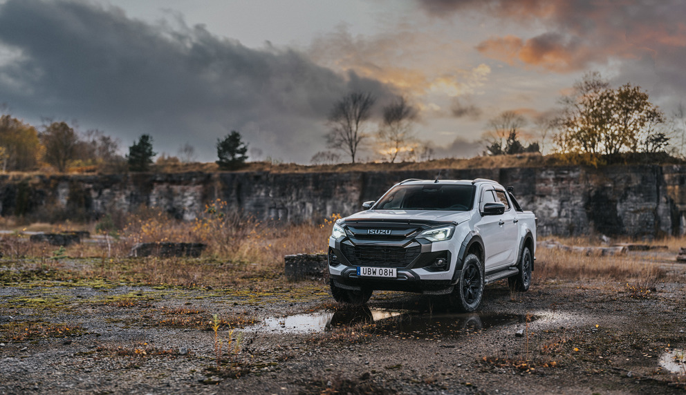 Isuzu Double Cab parkerad i kalkbrott i kvällsljus – byggd för tuff terräng och krävande miljöer.