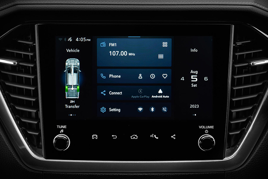 Närbild på mittdisplayen i Isuzu D-Max – visar fordonsdata och inställningar för föraren.