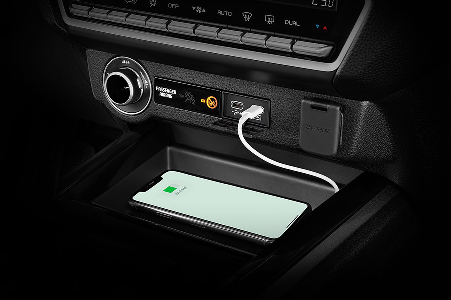 Smartphone visas på laddning i Isuzu D-Max – placerad i mittkonsolen för enkel åtkomst under körning.