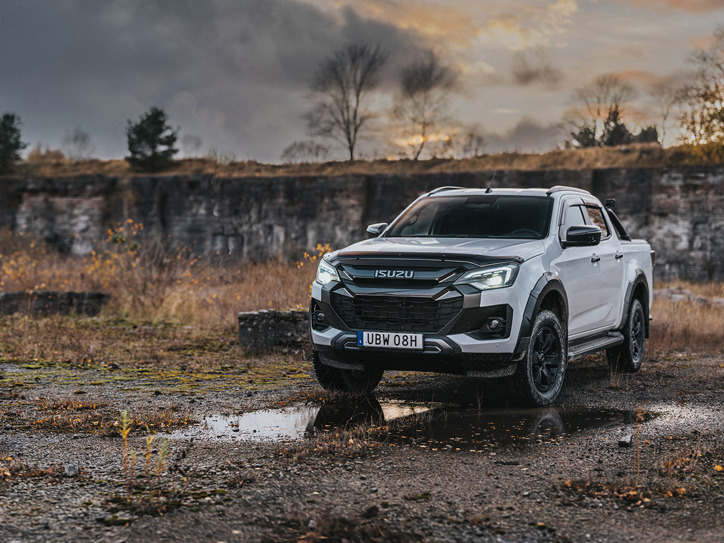 Isuzu Double Cab parkerad i kalkbrott i kvällsljus – byggd för tuff terräng och krävande miljöer.