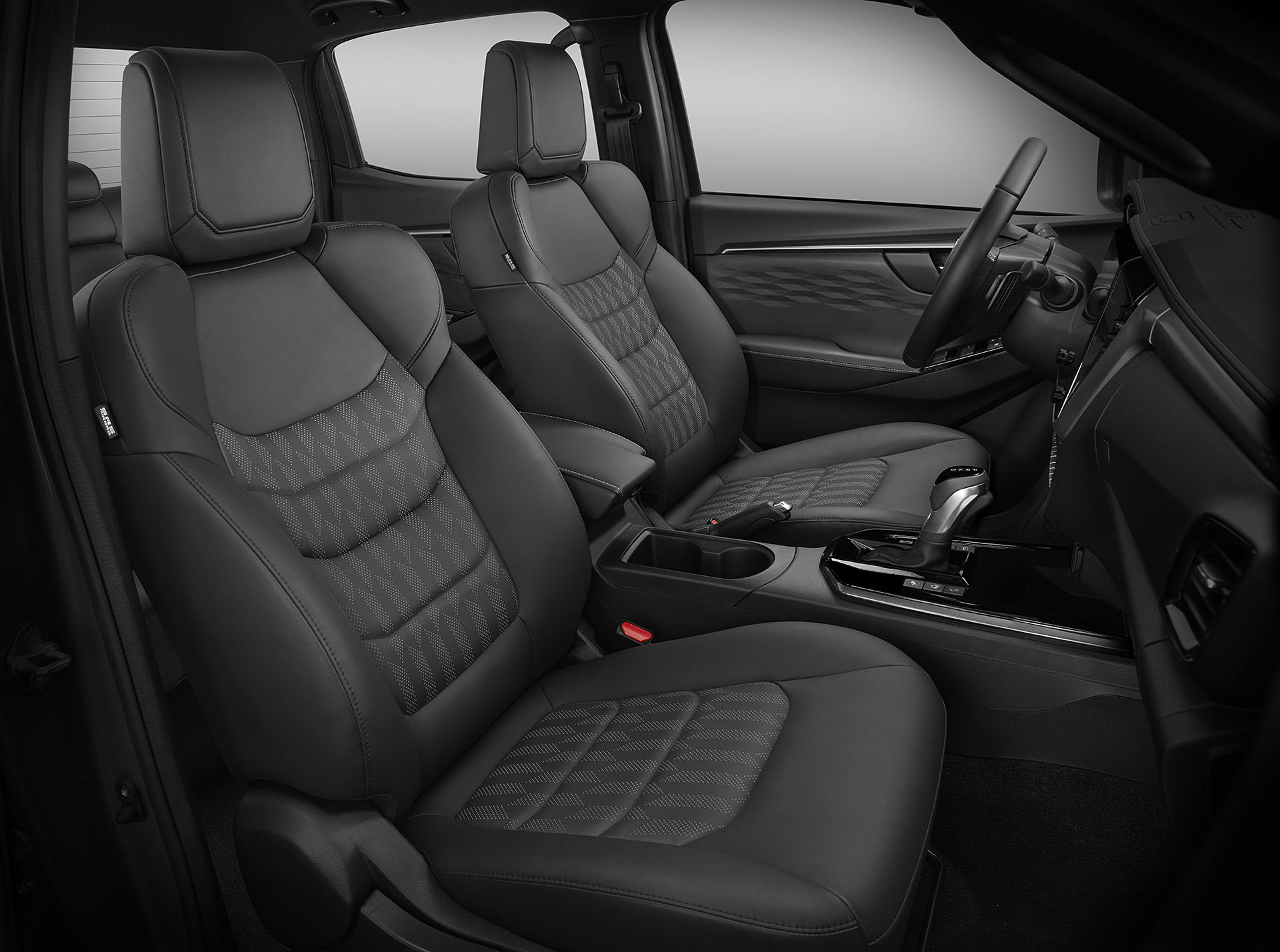 Framsätena i Isuzu D-Max BEV – bekväma och slitstarka säten utformade för eldriftens moderna förarmiljö.