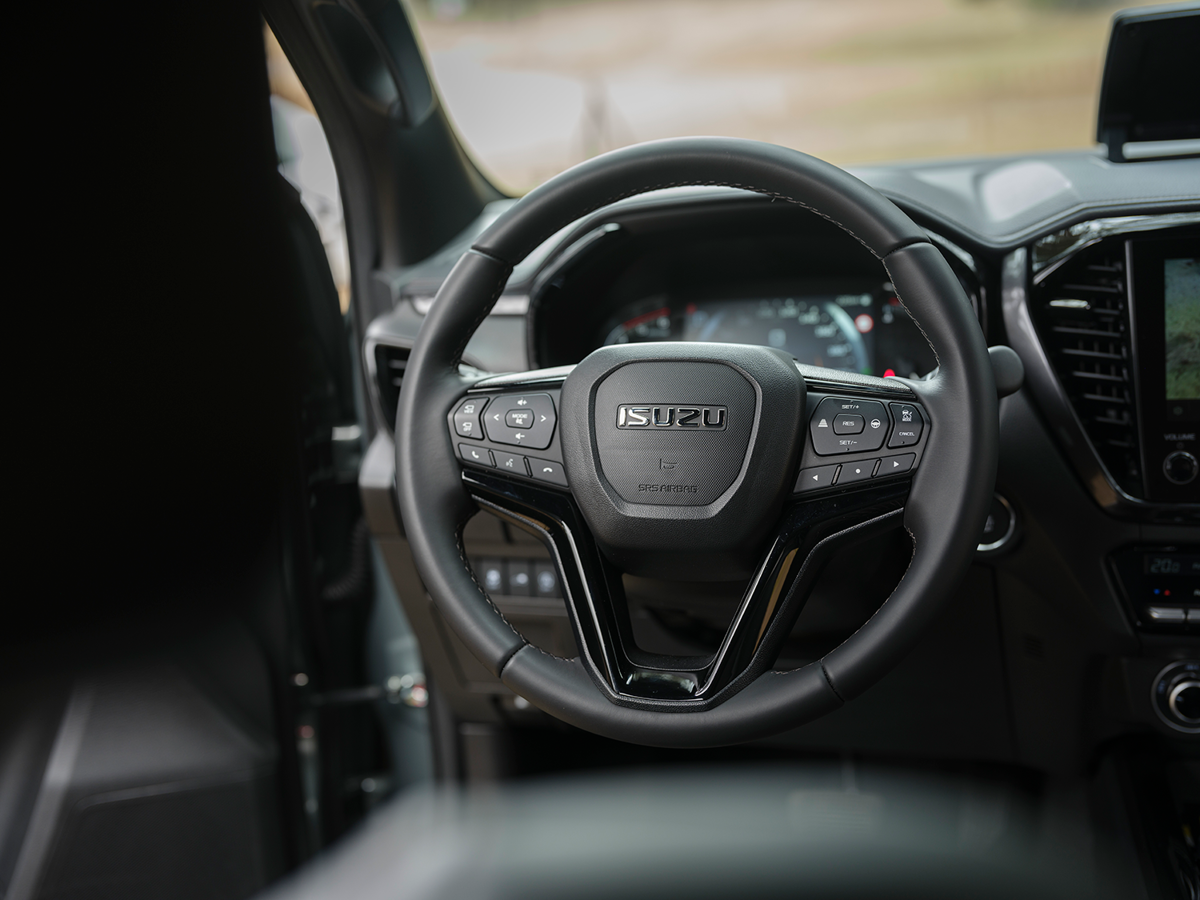 Interiör i Isuzu D-Max MY2026 med infotainmentskärm och digital instrumentering