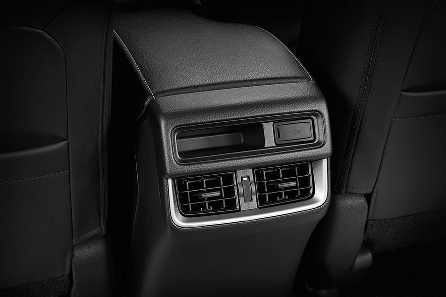 Ventilationsutblås och ladduttag i baksätet på Isuzu D-Max – smidig åtkomst för passagerare.